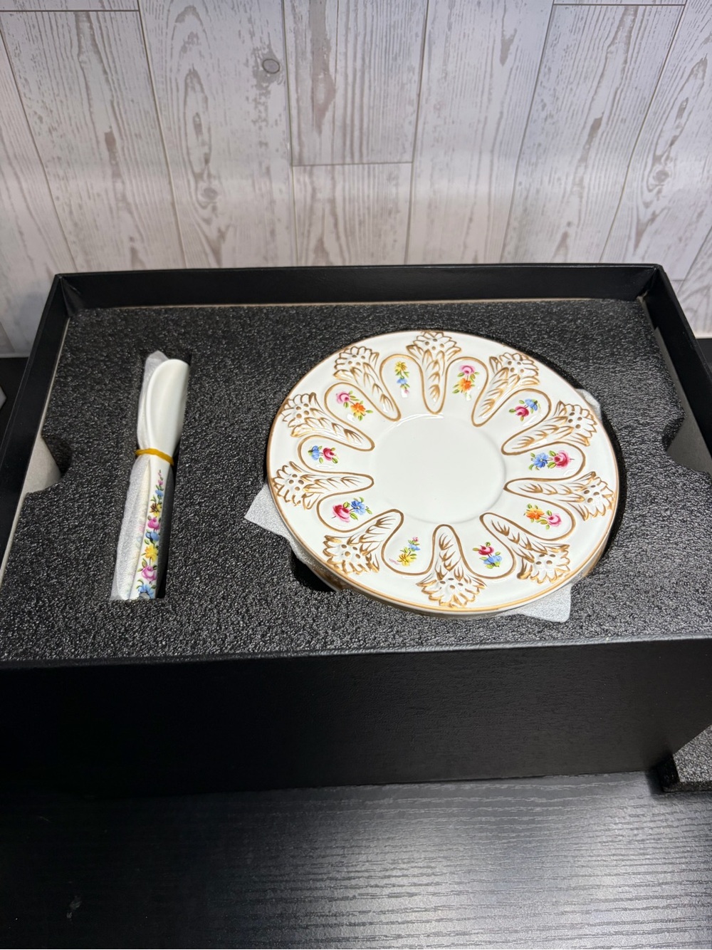 6pc Fine Porcelain Gold-Trimmed Floral Tea Set- 2 Cups 2 Saucers 2 Spoons